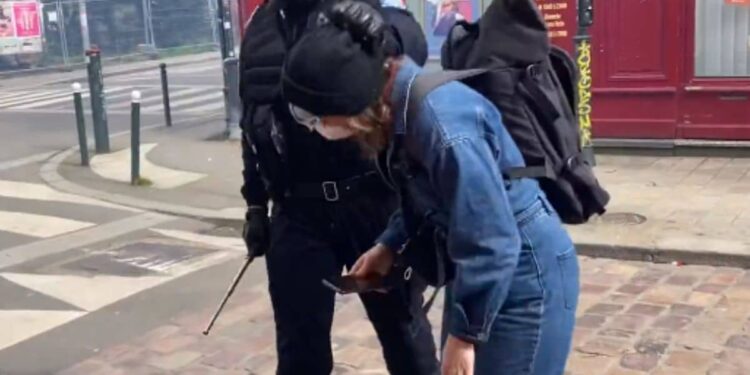 Deux journalistes agressés par la police, les images choquantes (vidéo) – Thebuzzly