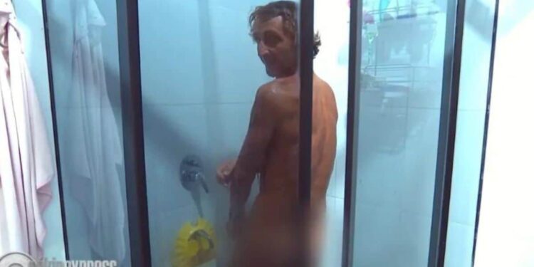 Cette scène intime sous la douche qui a dérangé les téléspectateurs (vidéo)

 