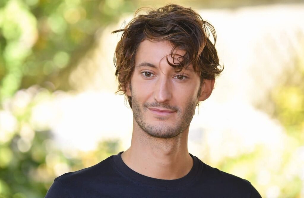 quand Pierre Niney s'invite à la manifestation contre la réforme des retraites – Thebuzzly