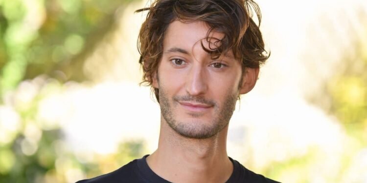 quand Pierre Niney s'invite à la manifestation contre la réforme des retraites – Thebuzzly