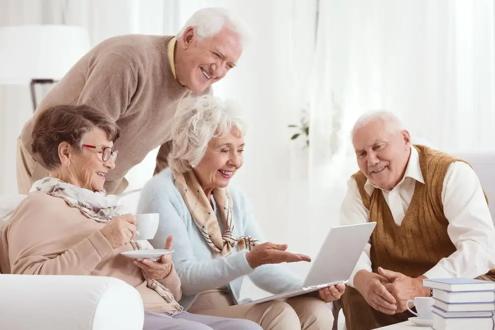 Personnes âgées utilisant des ordinateurs, visage, lunettes, sourire, confort