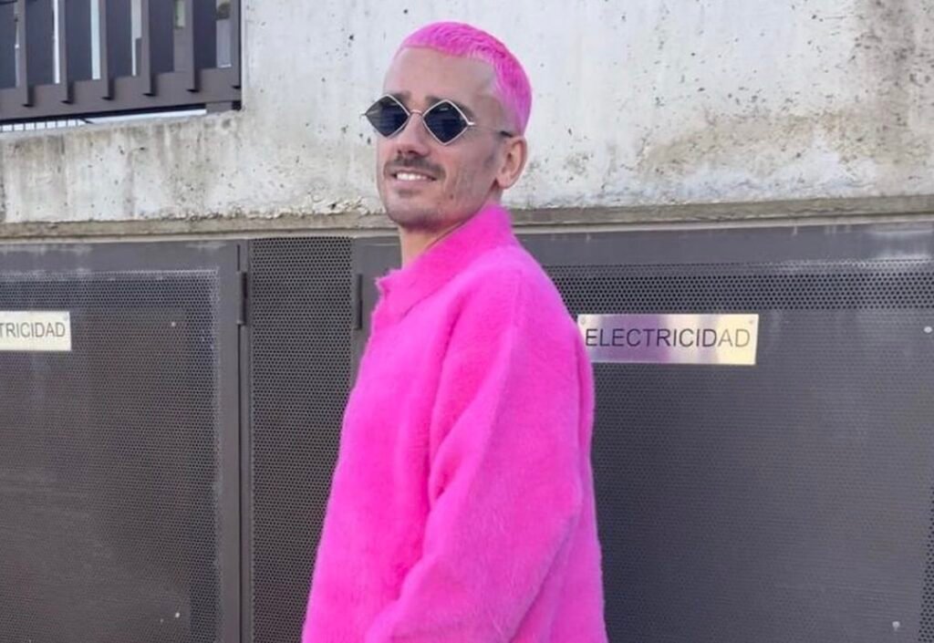 pourquoi a-t-il choisi de se teindre les cheveux en rose pourquoi a-t-il choisi de se teindre les cheveux en rose ?