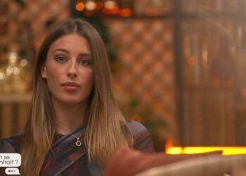 Choquée, elle découvre que sa meilleure amie sort avec son frère