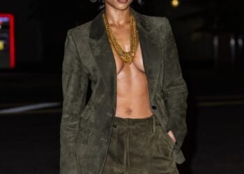 Lori Harvey posant dans une coiffure de tresses de bébé