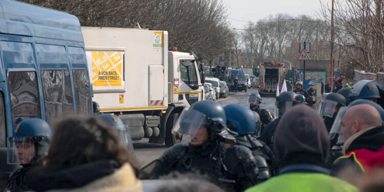 A Paris, les éboueurs écoeurés par les « briseurs de grève » du Sud