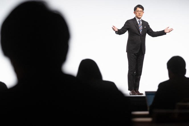 Koji Sato, futur patron de Toyota, lors d'une conférence de presse à Tokyo le 13 février 2023.