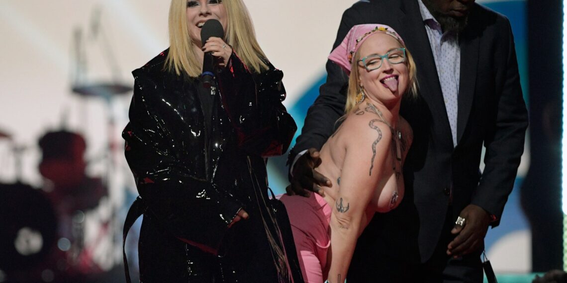 avril lavigné - Avril Lavigne a affronté une manifestante seins nus aux Juno Awards