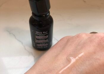 Ce sérum soyeux utilise 5 peptides différents pour lisser visiblement les rides