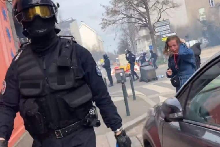 Deux journalistes agressés par la police, les images choquantes (vidéo) – Thebuzzly