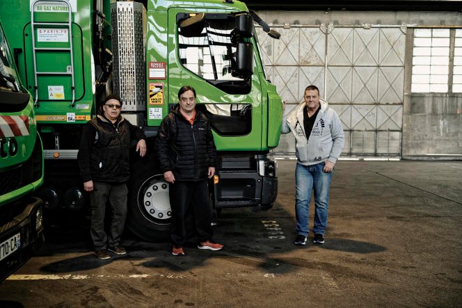 Chauffeurs routiers et éboueurs de la Ville de Paris en grève, au dépôt d'Ivry-sur-Seine-Victor Hugo, dans le Val-de-Marne, le 15 mars 2023.