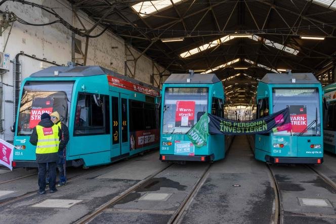 Des travailleurs des transports publics en grève à Francfort, en Allemagne, le 27 mars 2023. 