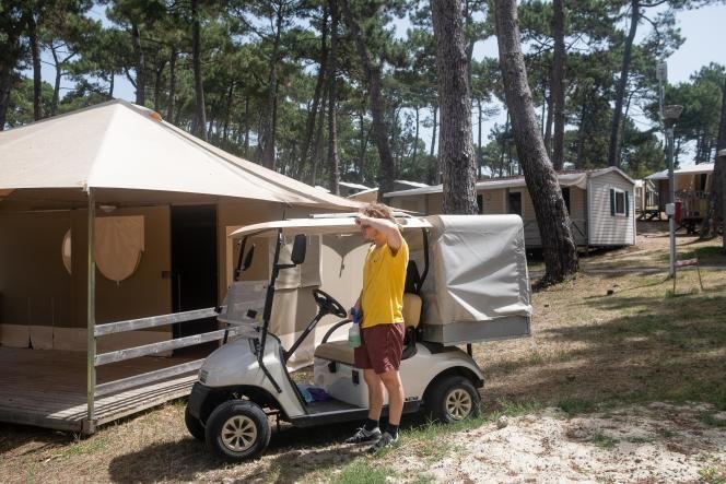 Un saisonnier dans un camping de Biscarrosse (Landes), lors d'une journée caniculaire (alerte rouge sur le département), le 17 juin 2022.