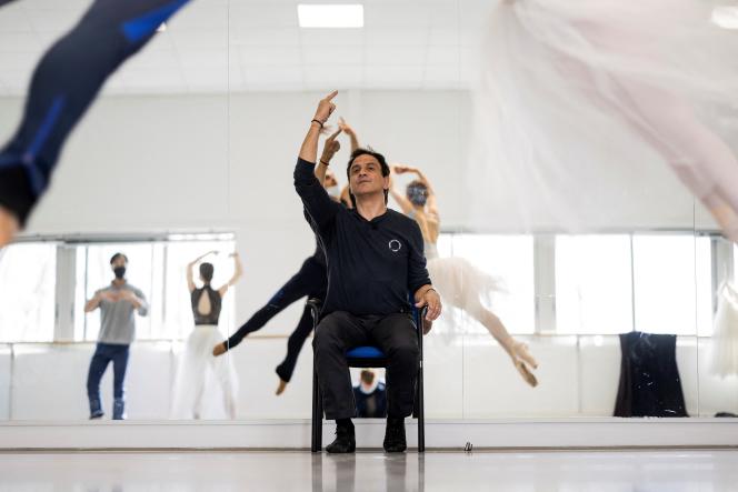 Le directeur du Ballet du Capitole de Toulouse, Kader Belarbi (au premier plan), lors d'une répétition, à Toulouse, le 31 mars 2022. 