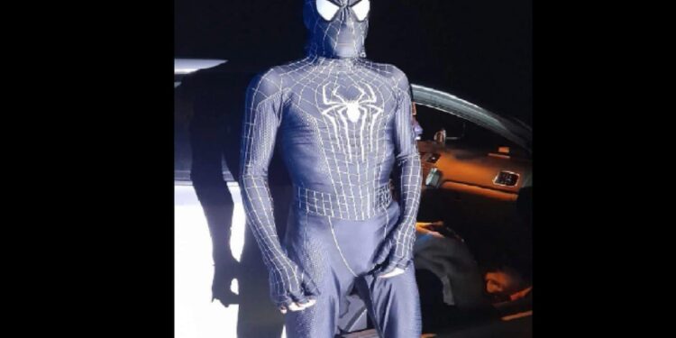 Les gendarmes arrêtent un Spiderman ivre au volant... et partagent la photo ! – Thebuzzly