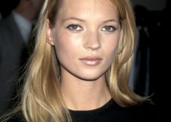 L'image peut contenir le visage de la personne humaine Kate Moss et ses cheveux