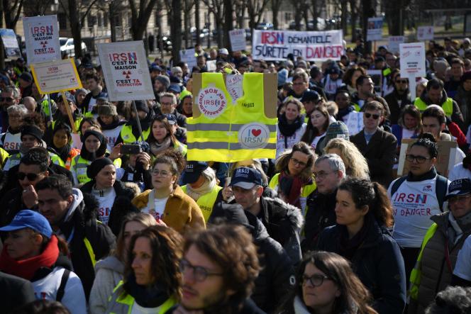 Des salariés en grève de l'Institut de radioprotection et de sûreté nucléaire (IRSN) manifestent à l'appel des syndicats pour protester contre la disparition programmée de l'institut, à Paris, le 28 février 2023.