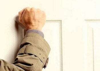 Méfiez-vous de tous ces gens qui frappent à votre porte