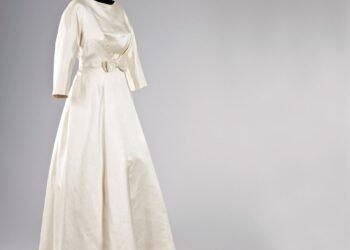 La première robe de mariée d'Audrey Hepburn lors de la vente aux enchères de 2009.