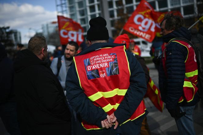 Manifestation de soutien aux anciens salariés de RTE lors du recours de la CGT, devant le tribunal correctionnel de Paris, le 28 février 2023.