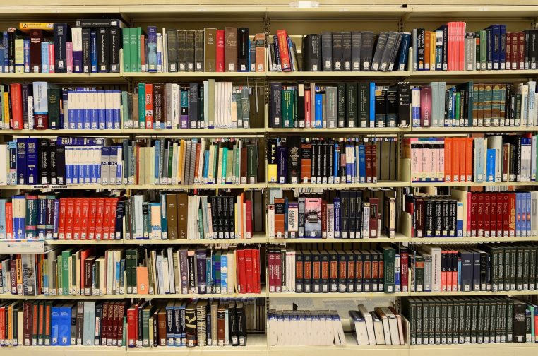 Un homme va demander de l'aide à un bibliothécaire