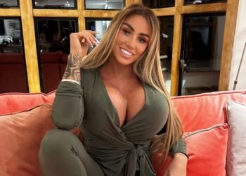 Une influenceuse dévoile son string tatoué sur les fesses !  (Des photos)