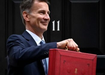 Au Royaume-Uni, un budget pour remettre les Britanniques au travail