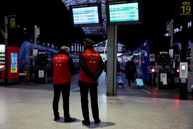 Des agents SNCF en gare Saint-Lazare à Paris lors de la manifestation du mardi 31 janvier 2023 contre la réforme des retraites.