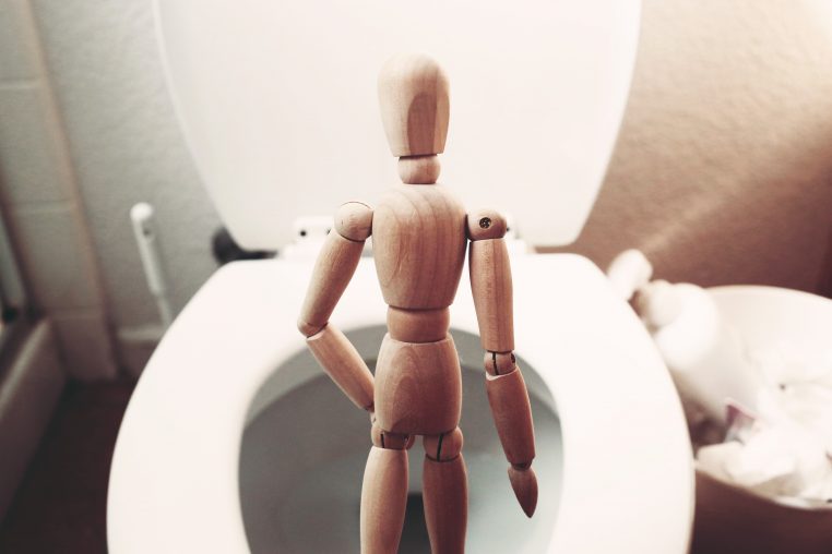 un homme va aux toilettes dans un bar – Thebuzzly'image