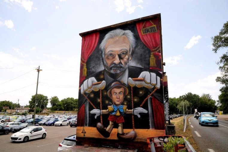 Cette fresque d'Emmanuel Macron fait scandale – Thebuzzly