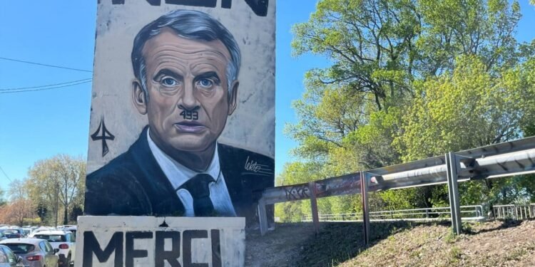 Cette fresque d'Emmanuel Macron fait scandale – Thebuzzly