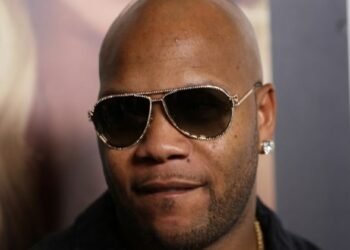 Le fils d'un célèbre chanteur tombe du 5ème étage d'un immeuble