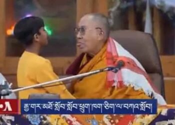 dalai lama enfant sucer langue