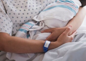 Dans de rares cas, l'infection au COVID-19 pendant la grossesse peut causer des lésions cérébrales aux fœtus