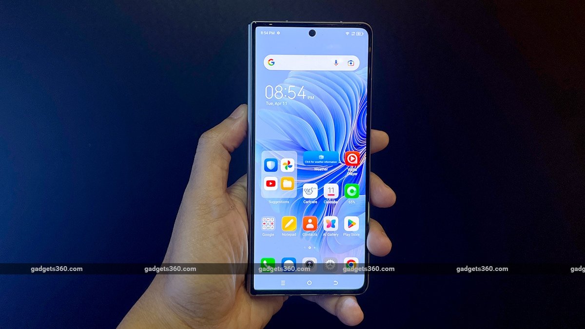 tecno phantom v fold 5g premier aperçu de l'écran extérieur gadgets360 ee