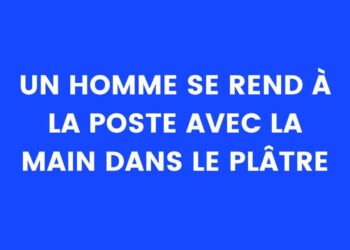 Un homme se rend à la poste avec sa main dans le plâtre