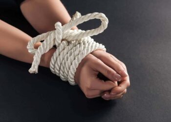 Femme attachée immeuble