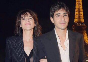Ben Attal se confie sur sa relation avec sa mère Charlotte Gainsbourg et évoque un complexe de l’abandon