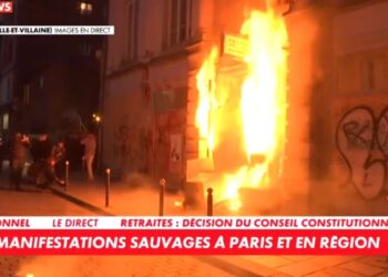 La porte d'un commissariat incendiée par des manifestants contre la réforme des retraites
