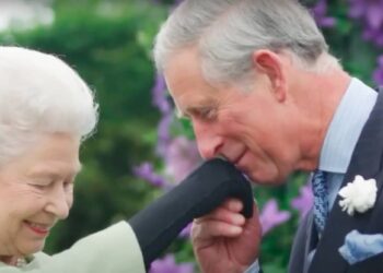 Charles III avec Elizabeth II