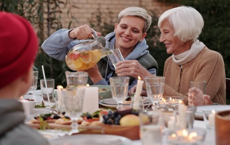 Elle a 6 enfants, 12 petits-enfants, 21 arrière-petits-enfants... Elle fête ses 100 ans avec tout ce petit monde ! – Thebuzzly