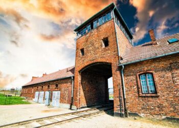 Le mémorial d'Auschwitz hausse le ton face aux touristes irrespectueux qui se prennent en photo en tant qu'influenceurs dans ce lieu chargé d'histoire