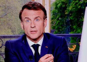 Que contenaient les deux cadres placés devant le président ?