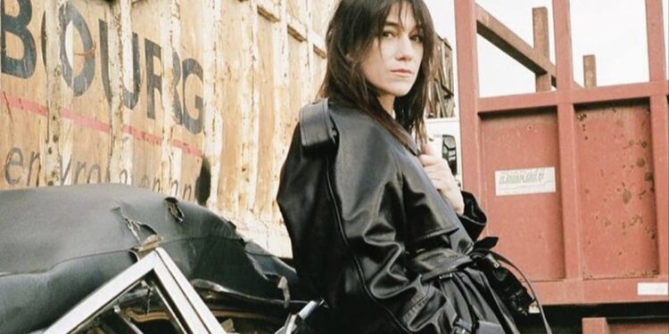 Charlotte Gainsbourg amoureuse : "un couple doit avoir plusieurs vies pour durer" – Thebuzzly