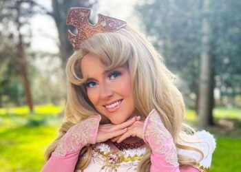 Elle quitte son travail pour devenir une princesse à plein temps !  - TDN