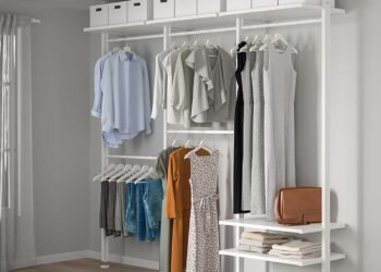 L’image peut contenir : meuble, lit de bébé, intérieur, placard, dressing et armoire