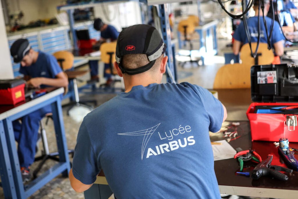 Au lycée Airbus, à Toulouse, formation pour devenir "compagnon" de l'avionneur – Thebuzzly