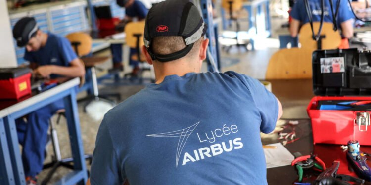 Au lycée Airbus, à Toulouse, formation pour devenir "compagnon" de l'avionneur – Thebuzzly