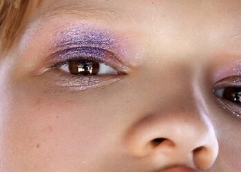 L’image peut contenir : humain, personne, doigt, nourriture, manger, bébé, bouche et lèvre