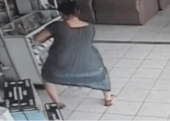 Au milieu d'un magasin, une caméra de surveillance filme cette femme qui écarte les jambes et fait quelque chose de totalement hallucinant !  (vidéo)