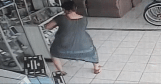 Au milieu d'un magasin, une caméra de surveillance filme cette femme qui écarte les jambes et fait quelque chose de totalement hallucinant ! (vidéo) – Thebuzzly